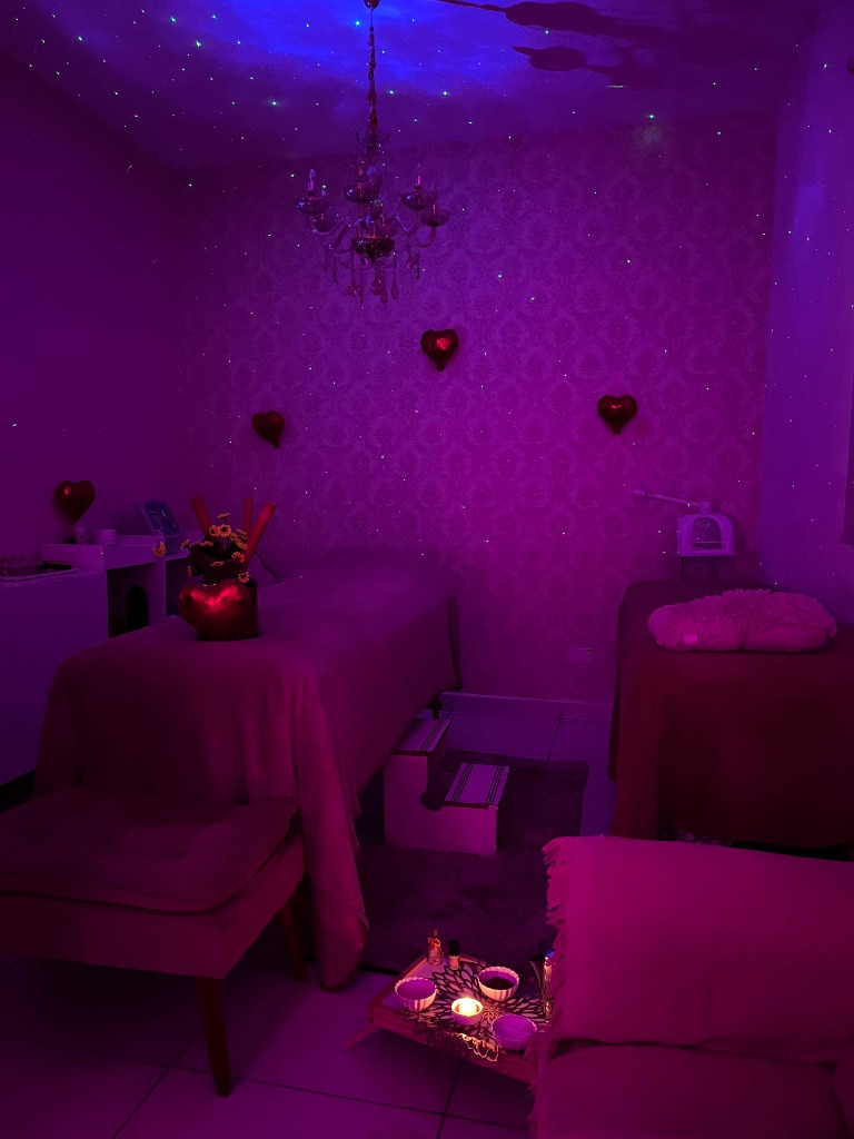 Maca de massagem com velas e luz estelar