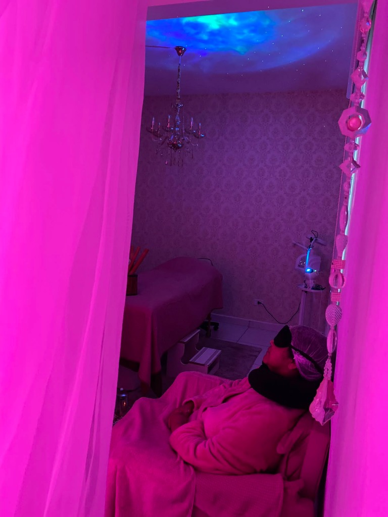 Cliente com máscara relaxante sob teto estrelado azul